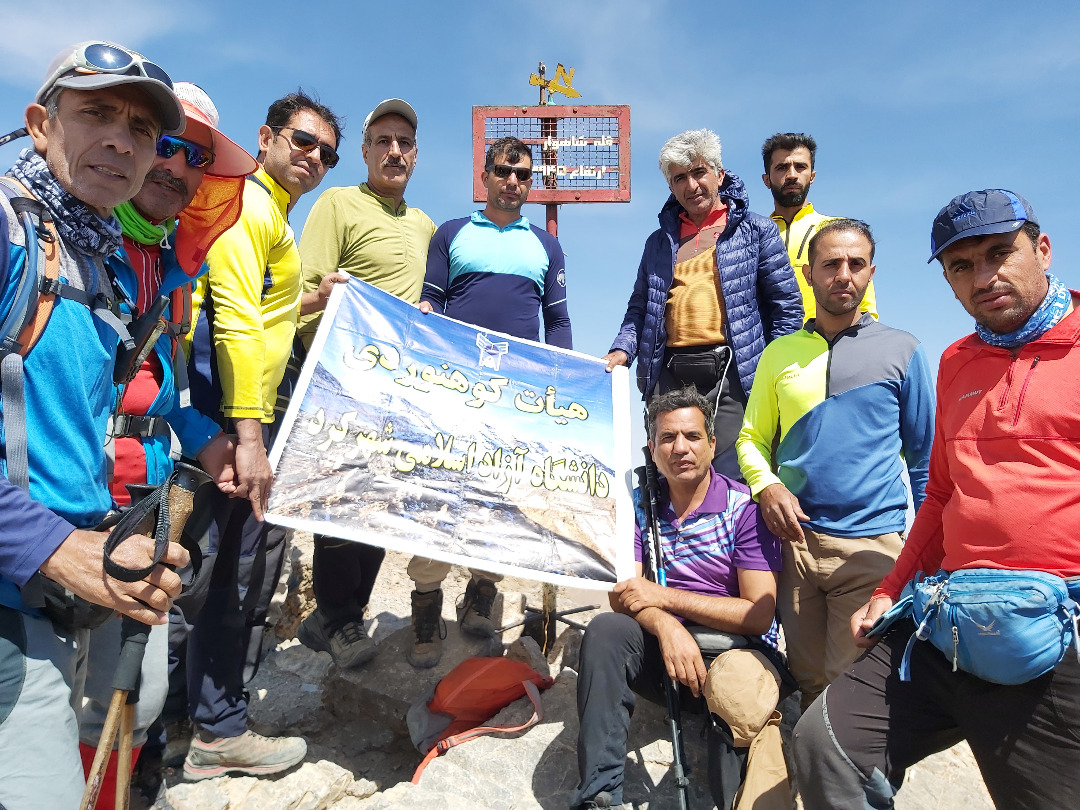 صعود تیم کوهنوردی چهارمحال و بختیاری به قله شاهوار