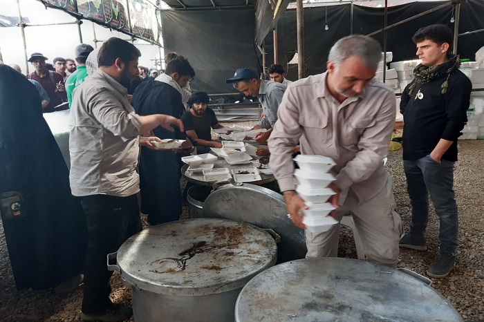 توزیع روزانه پنج هزار وعده غذای گرم بین زائران اربعینی در مهران