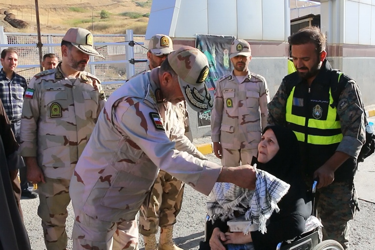 خدمات‌رسانی مرزبانان به زائران در مرز تمرچین پیرانشهر