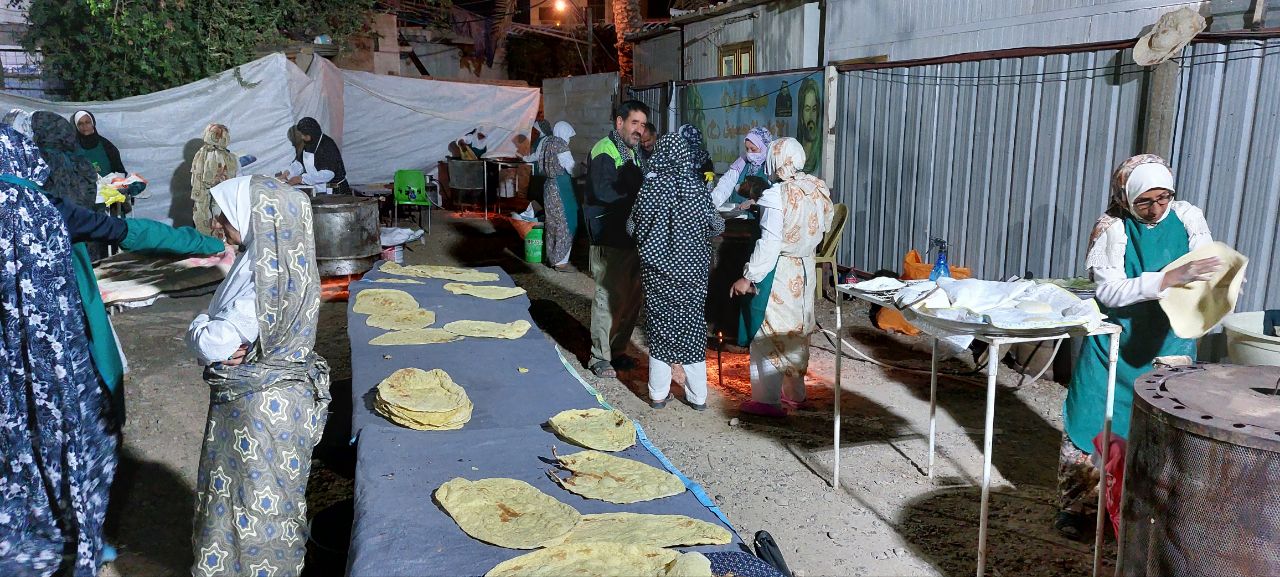 توزیع روزانه۲ هزار قرص نان  توسط خادمان موکب حضرت زینب (س)  آیسک به زائران حسینی در کاظمین 
