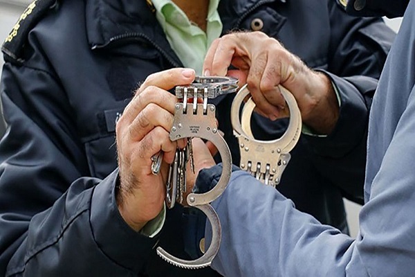 کلاهبردار کیف پول الکترونیکی در ماهشهر با دستان بسته