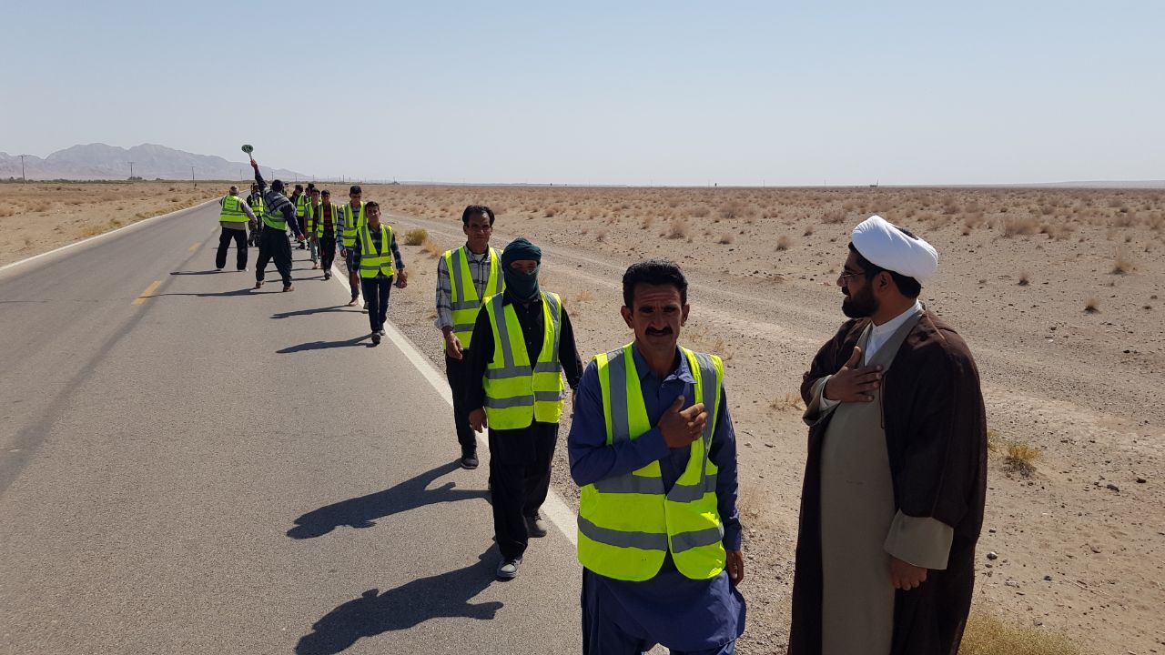 زائران امام رئوف از خراسان جنوبی با پای پیاده در راه مشهد مقدس