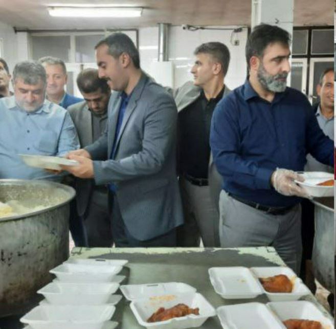توزیع غذای نذری اربعین حسینی در صومعه‌سرا