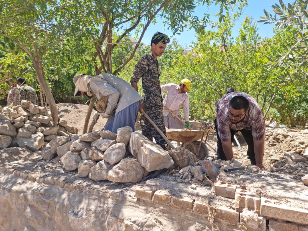 فعالیت ۶ گروه جهادی در روستای سیل زده زربند