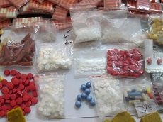 کشف بیش از هزار عدد داروی غیرمجاز از یک عطاری در ساوه