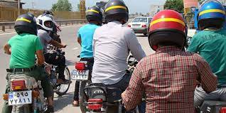 اهدای کلاه ایمنی به موتورسواران در رودان