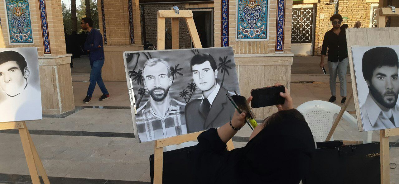 نقاشی تصویر ۵۰ شهید دفاع مقدس در مراسم