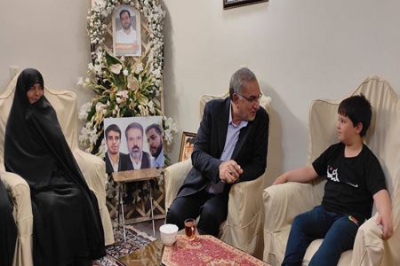 دیدار وزیر بهداشت با خانواده شهید سلمان امیر احمدی