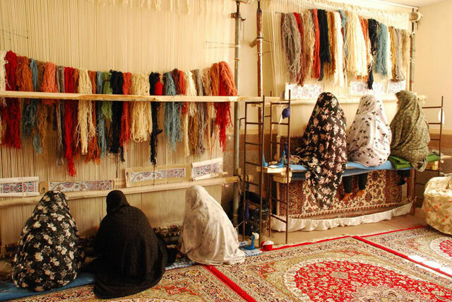 تولید ۲۰۰ مترمربع فرش دستباف توسط مددجویان کمیته امداد اسدآباد