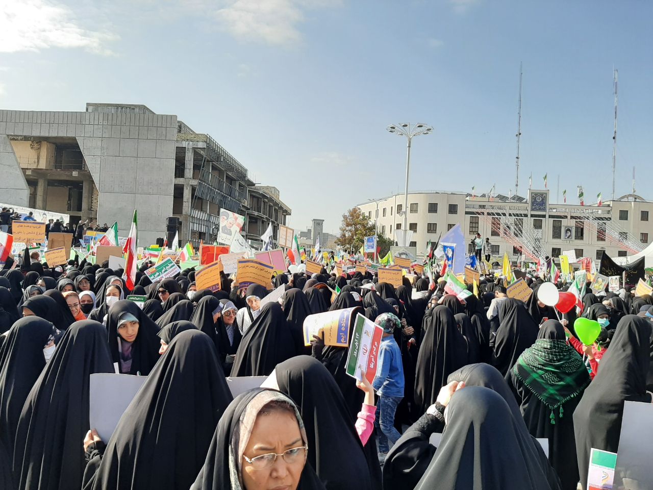حمایت قاطع دانش آموزان از ایران اسلامی در راهپیمایی امروز مشهد مقدس