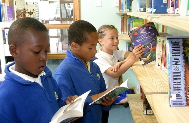 تبعیض کتابخانه‌ای در مدارس انگلیس