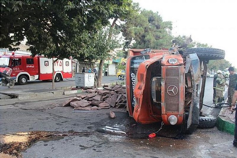 واژگونی کامیون سبب انسداد بلوار شورا در کرج شد