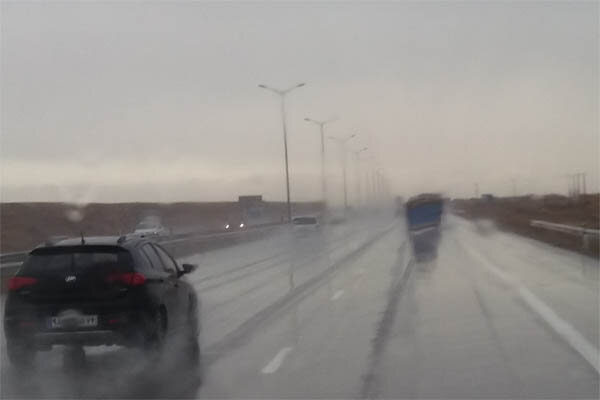 بارش باران و لغزندگی جاده‌های زنجان