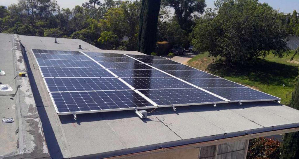 راه اندازی بیش از ۱۱۰ پنل خورشیدی خانگی در منزل مددجویان قزوینی