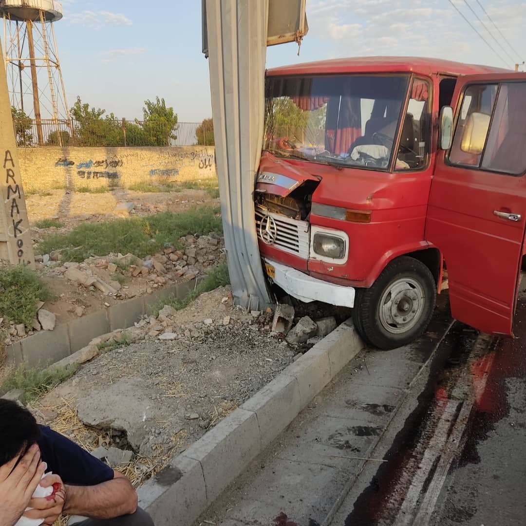 برخورد مینی بوس با گاردریل در جاده گرگان به علی آباد کتول