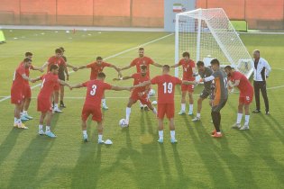 حلقه اتحاد شاگردان کی‌روش در آخرین تمرین پیش از بازی با قطر