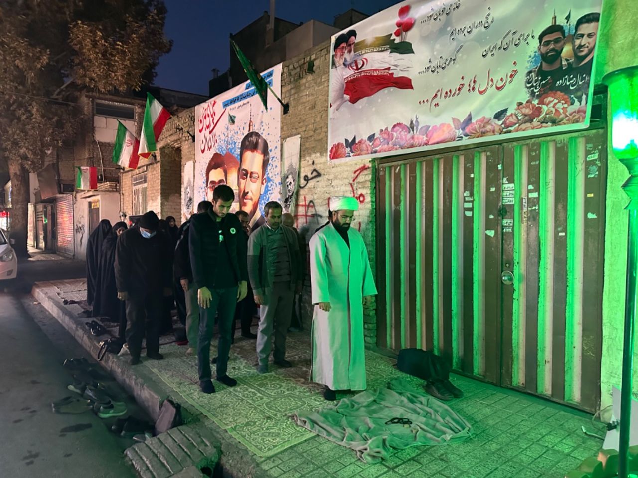 اقامه نماز در محل شهادت شهدای امنیت مشهد