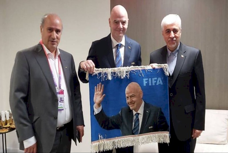 اهدای فرش ایرانی به رئیس فیفا