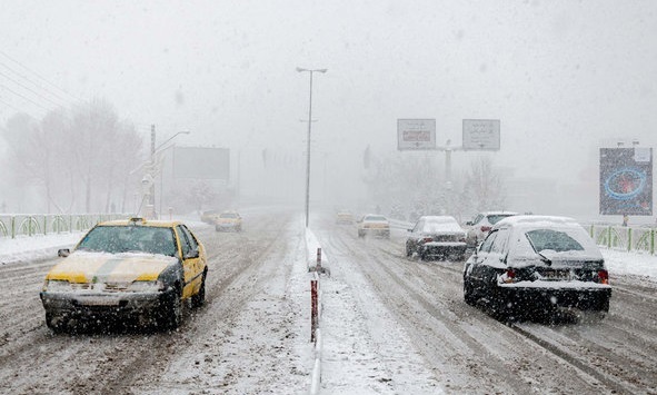 بارش برف و باران در جاده‌های ۱۲ استان/انسداد ۶ محور و ترافیک پرحجم در ۵ جاده