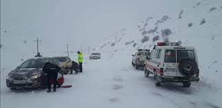 رهاسازی ۶۳ خودروی گرفتار در برف در فریمان