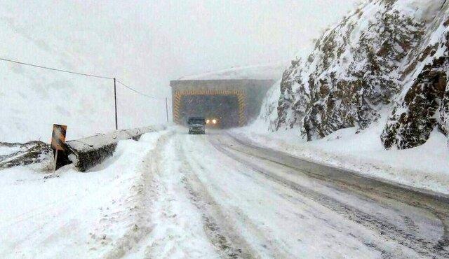 بارش برف در جاده‌های کوهستانی مازندران