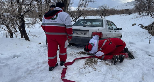 امداد رسانی به ۹۰ خودروی گرفتار در برف چالدران