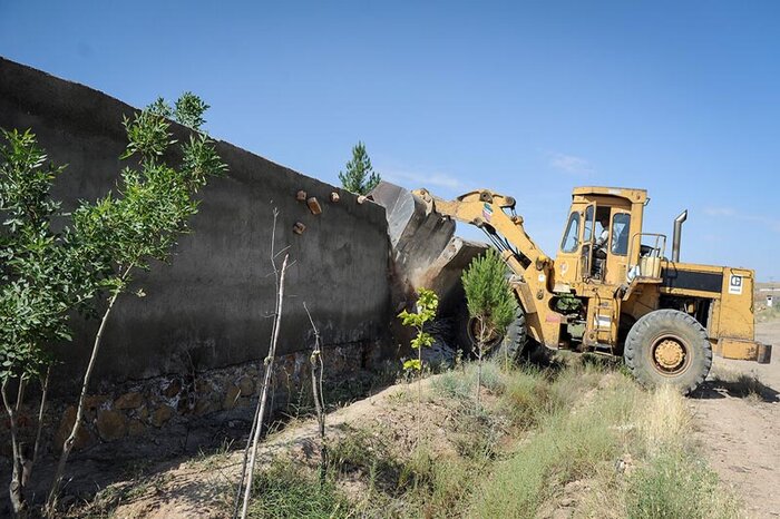 تخریب ۳۱۴ بنای بدون مچوز در استان همدان