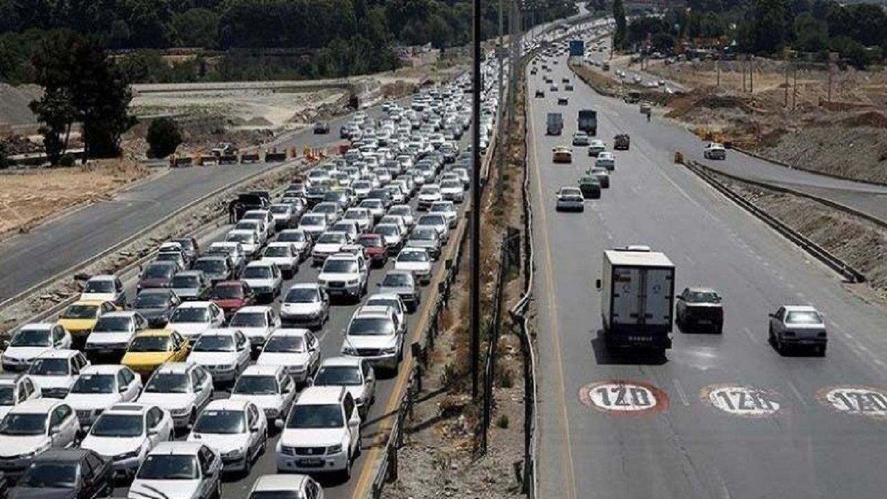 واژگونی کامیون در آزادراه کرج - قزوین ترافیک سنگین ایجاد کرد