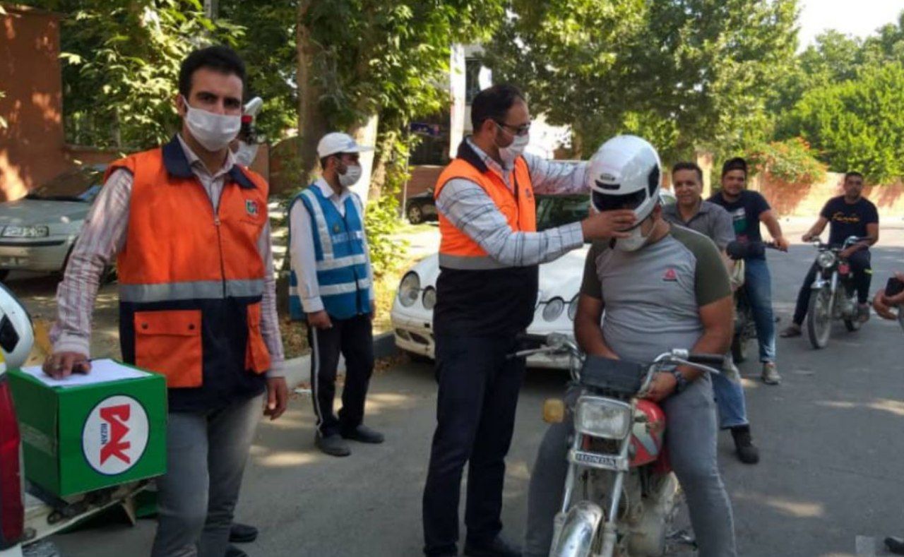 اهداء ۴۳۰ عدد کلاه ایمنی به راکبین موتورسیکلت