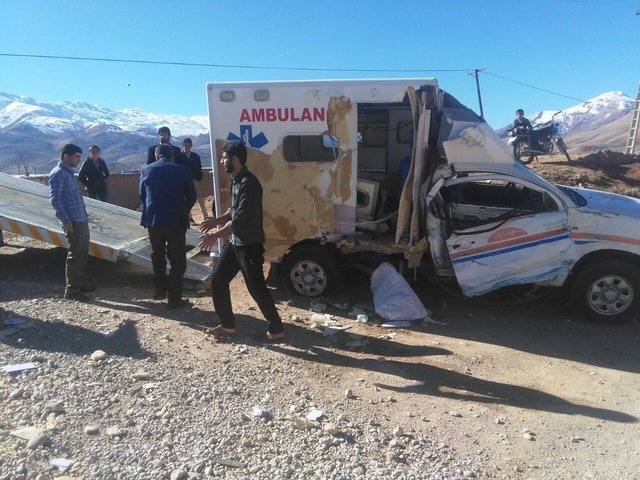 تصادف تریلر با آمبولانس اورژانس ۱۱۵ در مهریز
