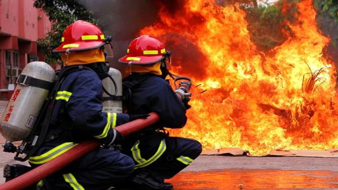 مهار آتش در انبار روغن و فیلتر خودرو در دزفول