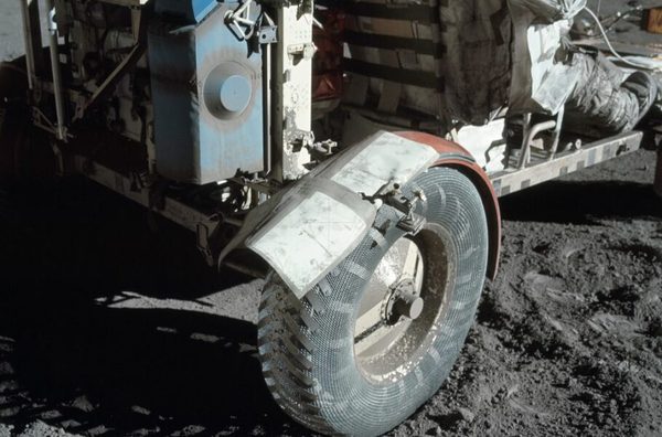 عکس تاریخی آپولو روی سطح نقره‌ای ماه در تصویر روز ناسا
