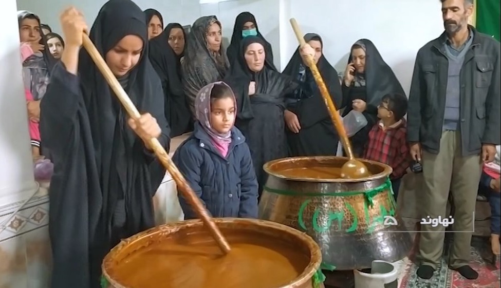 پخت و توزیع ۱۵۰۰ کیلو سمنو در در روستای «ده‌موسی» نهاوند