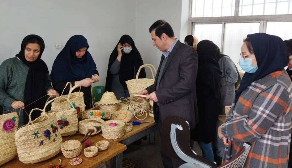 آموزش رایگان حصیر بافی در شهرستان صومعه سرا