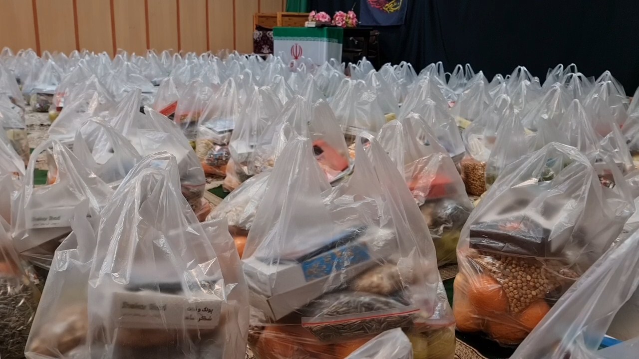 توزیع بیش از ۲۵۰ بسته کمک معیشتی بین خانواده های نیازمند شهرستان خور و بیابانک