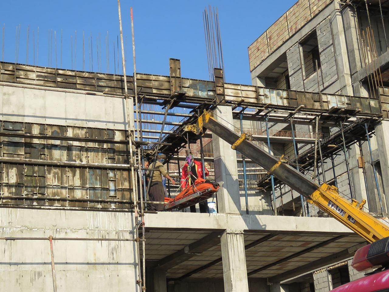 سقوط کارگر ساختمانی از ارتفاع در نیشابور