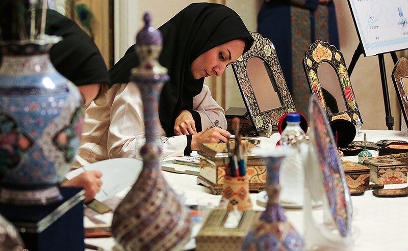 نمایشگاه صنایع دستی هنرمندان استان در تاکستان