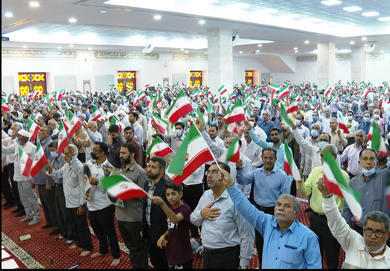 اهتزاز پرچم ایران در نماز جمعه