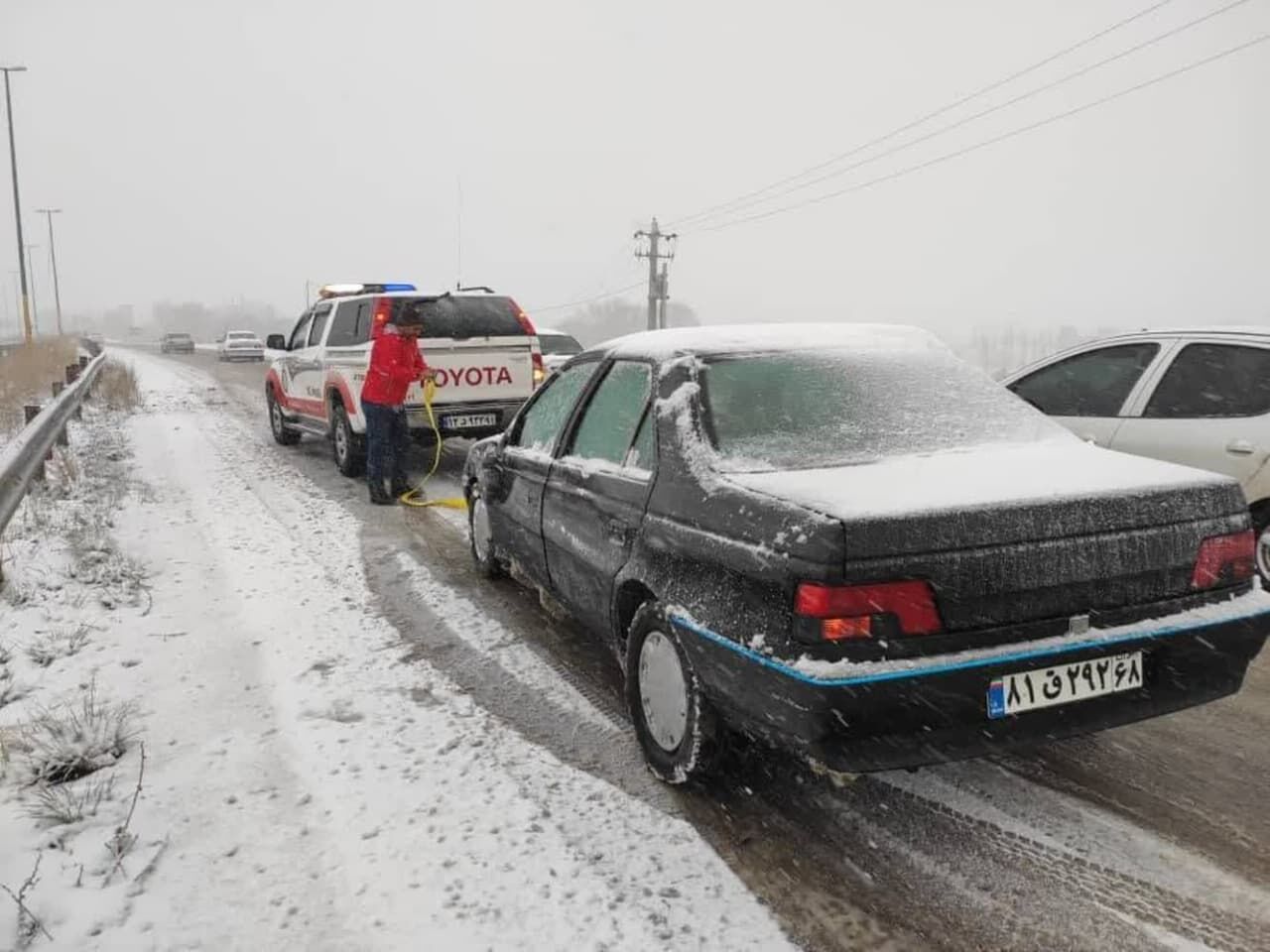 امدادرسانی به بیش از ۵۰۰ مسافر در راه‌های استان اردبیل