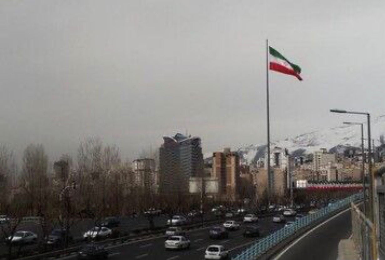 اهتزاز ۱۰۰ ابرپرچم در پایتخت به مناسبت روز جمهوری اسلامی