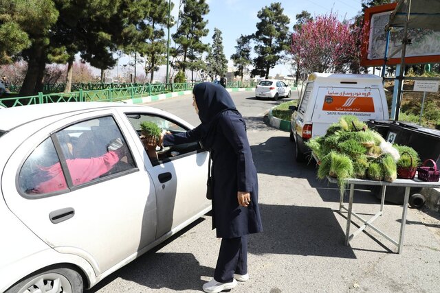 جمع آوری زباله‌های بوستان سرخه حصار در روز طبیعت