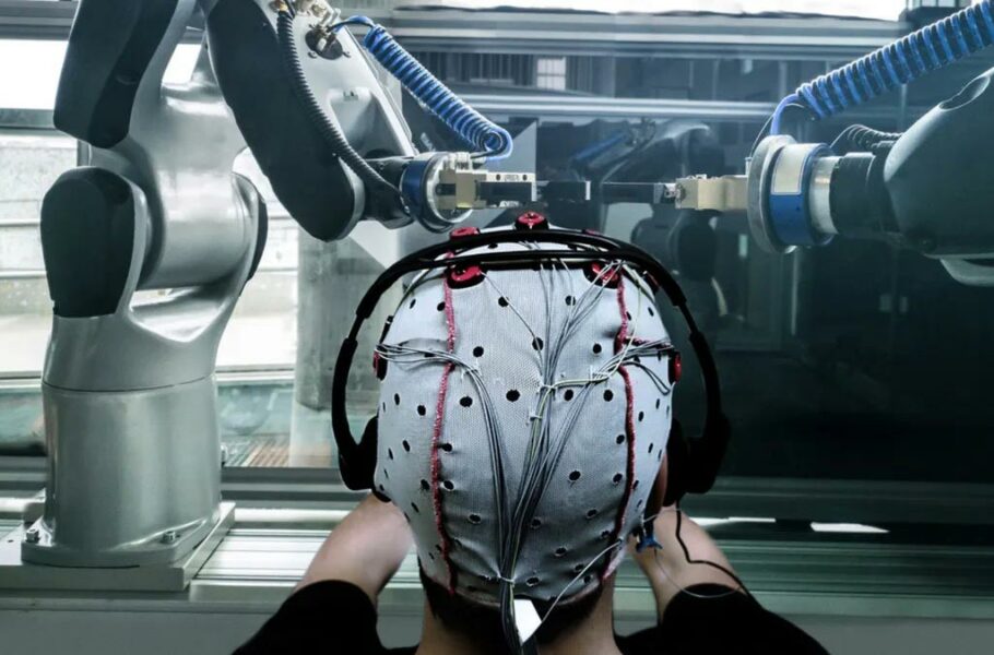 حاج آقایی// کنترل ربات‌ها با ذهن؛ دانشمندان حسگر جدیدی برای شناسایی سیگنال‌های مغزی ساخته‌اند