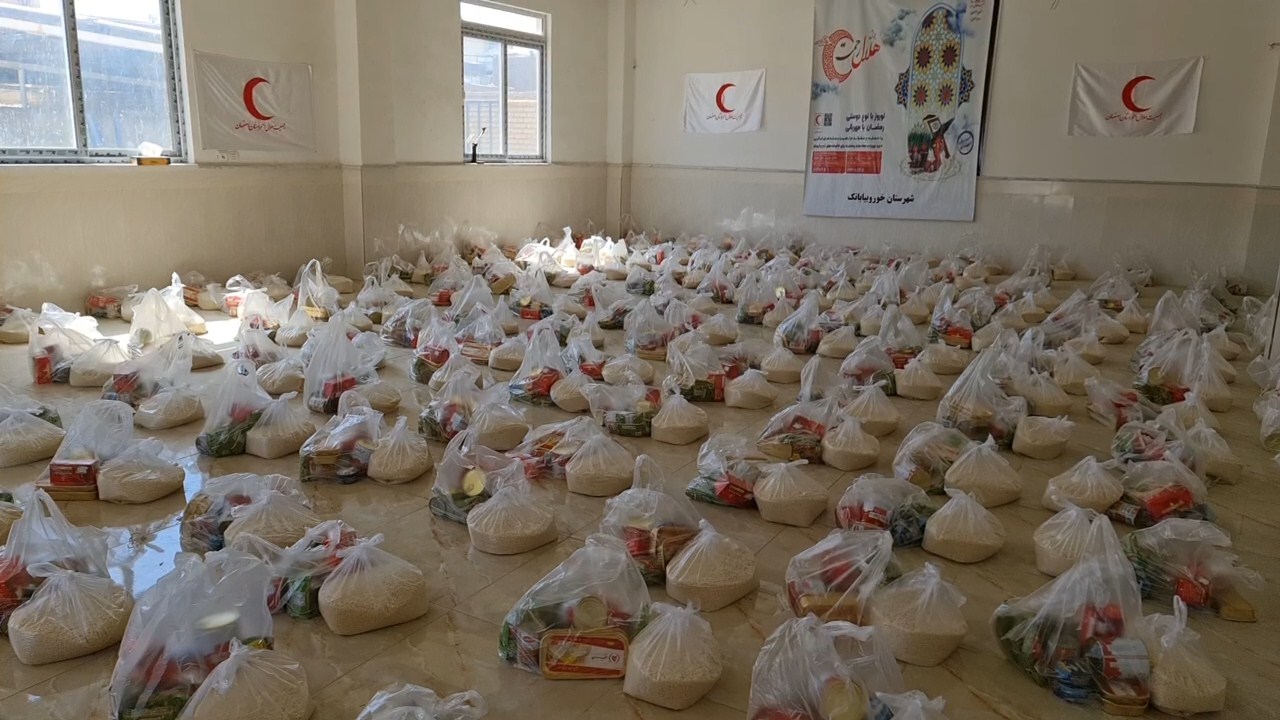 توزیع ۱۷۰ بسته کمک معیشتی بین خانواده‌ های نیازمند شهرستان خور و بیابانک