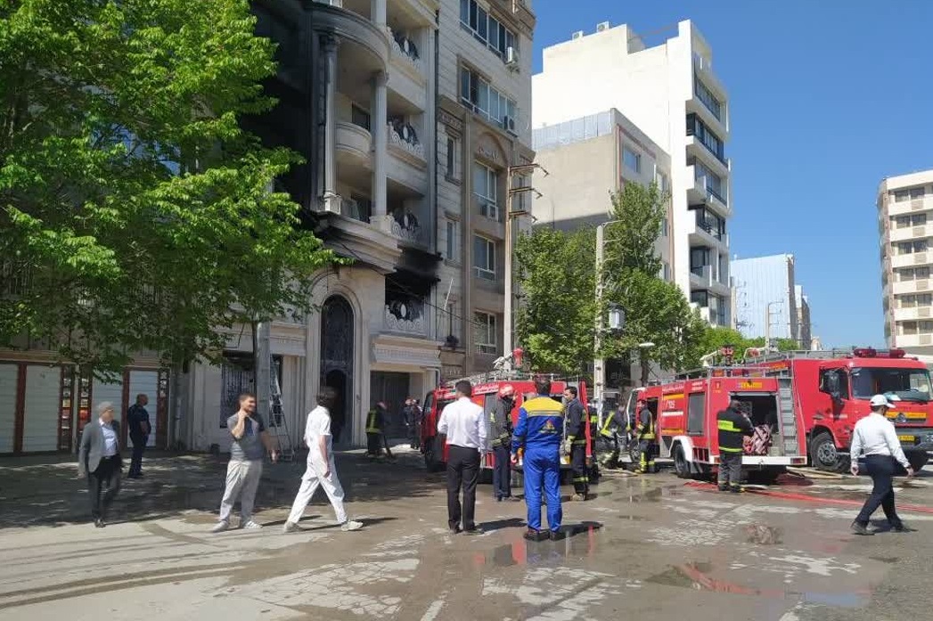 مهار آتش سوزی در ساختمان در حال ساخت در خیابان خرم کرمانشاه