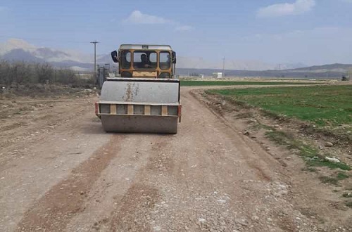 ساخت جاده بین مزارع دشت سفلی شهرستان استهبان