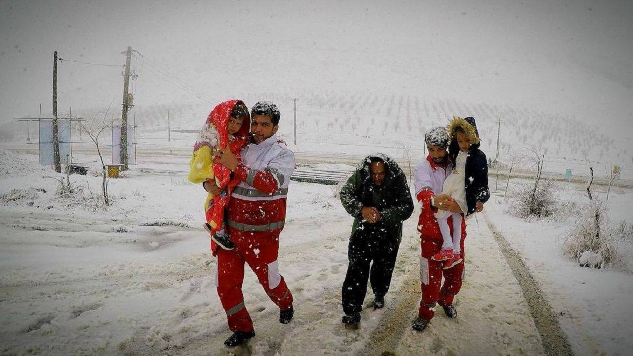 کمک امدادگران هلال احمر به گرفتار شدگان در برف و کولاک