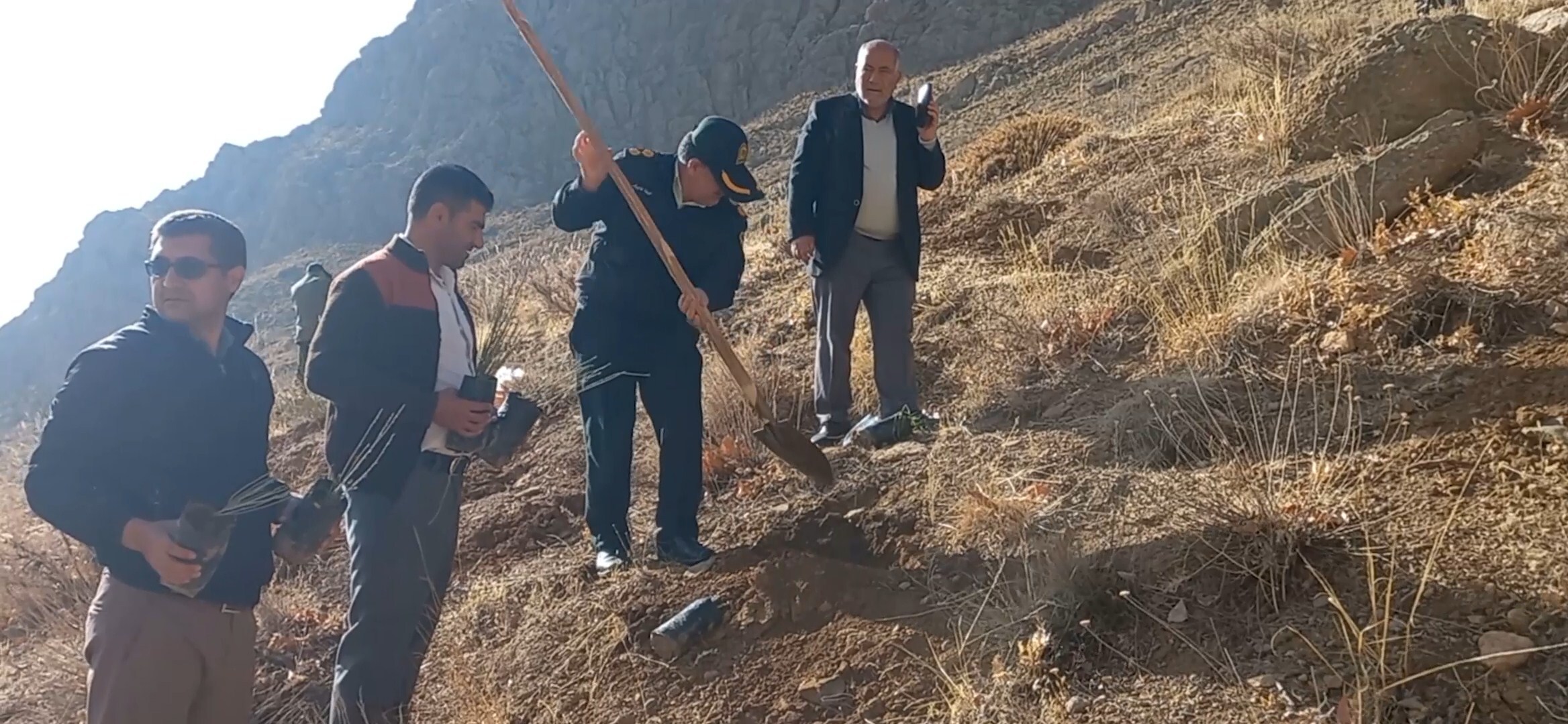 کاشت ۵۰۰ اصله نهال ارژن در آبشار سمیرم
