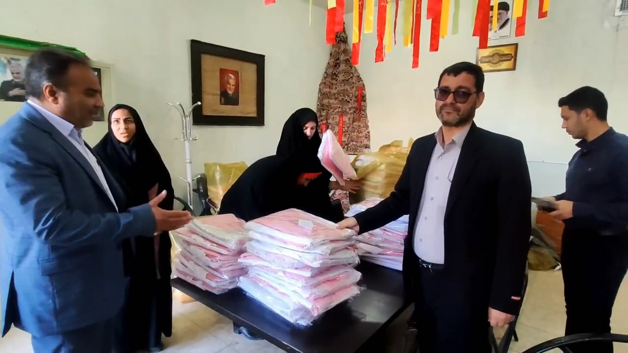 توزیع ۲۴۰ بسته فرهنگی بین دانش آموزان پایه سوم در اردستان