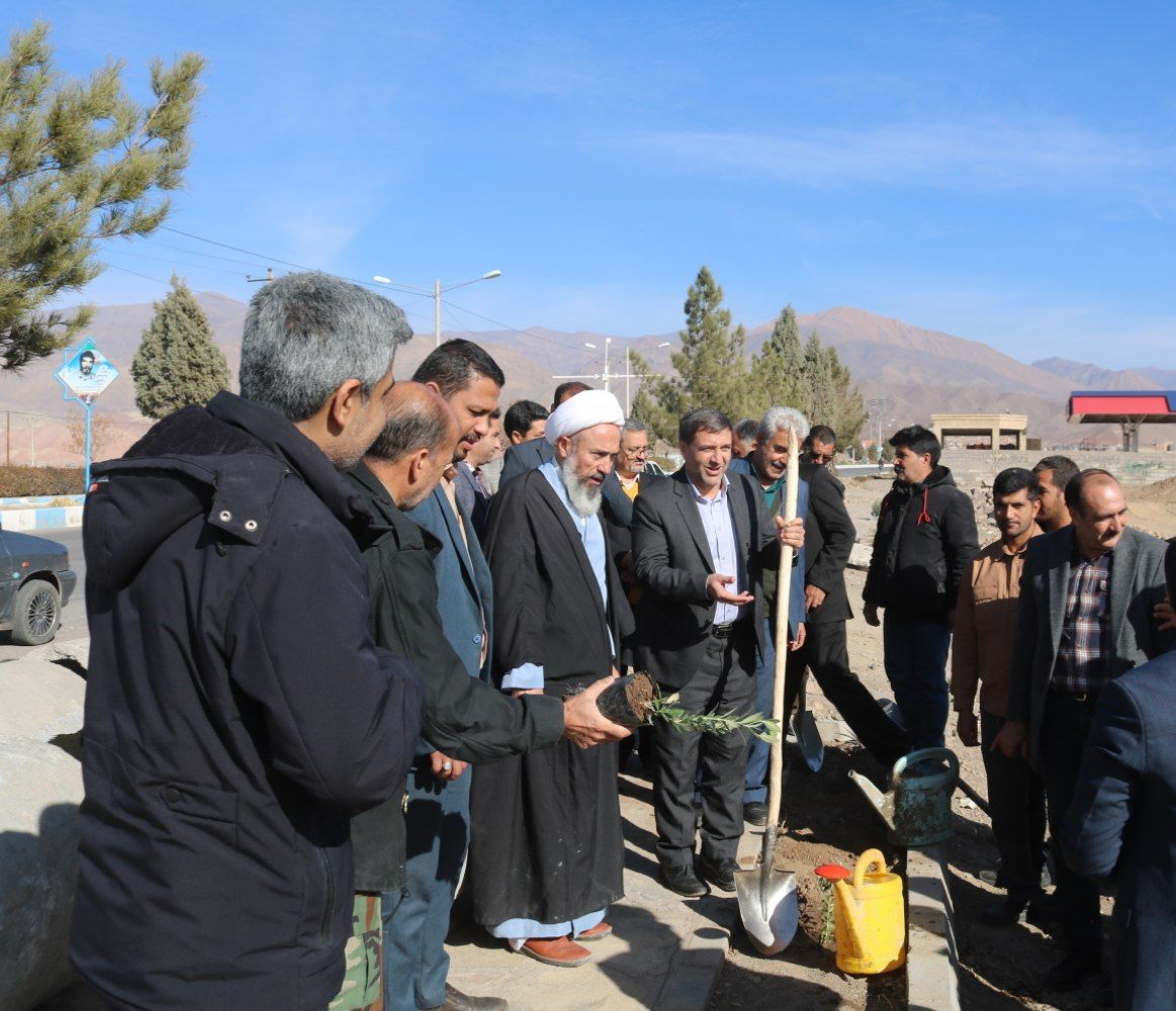 کاشت نهال در پارک شهدای گمنام شهر خرو