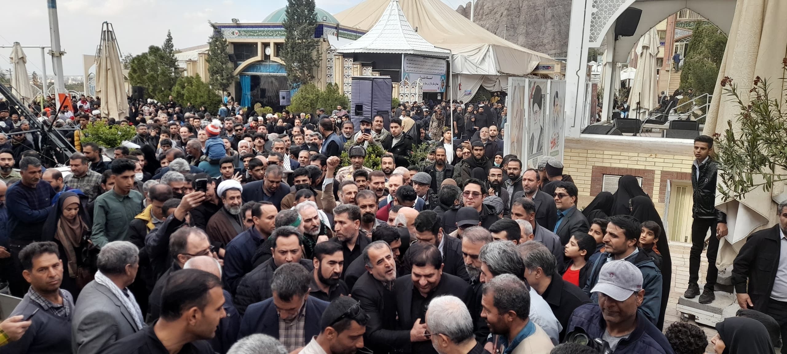 حضور معاون اول رئیس‌جمهور در جمع عزاداران در گلزار شهدای کرمان